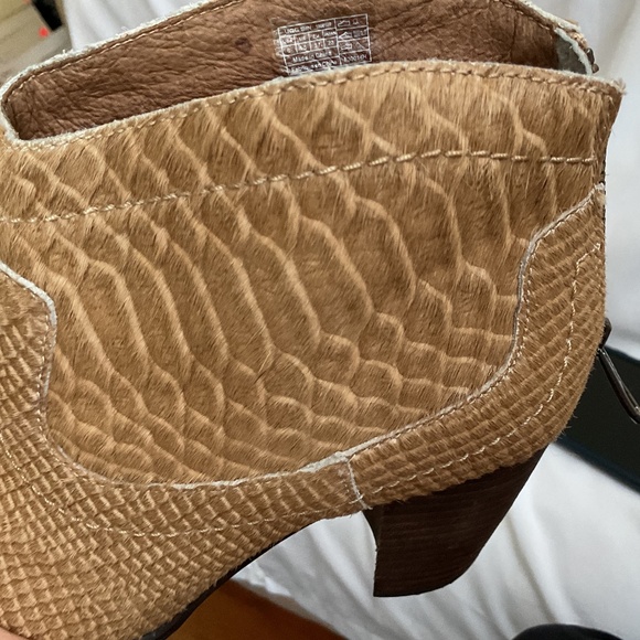 UGG Charlotte Snake Embossed Calf Hair Ankle Boots Bootie Moonbeam Size 6 - Picture 7 of 16